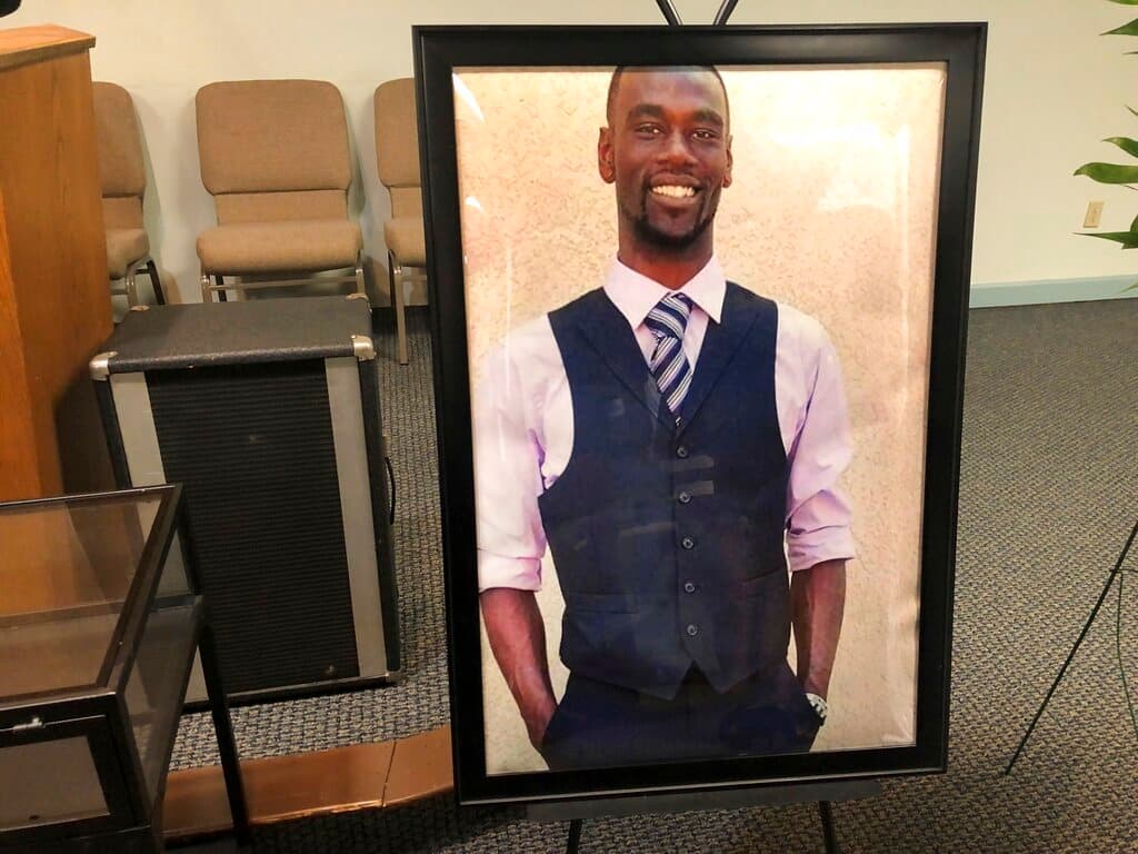 Un retrato de Tire Nichols se muestra en un servicio conmemorativo para él, el martes 17 de enero de 2023 en Memphis, Tennessee. Nichols murió después de una parada de tráfico con la policía de Memphis el 7 de enero.