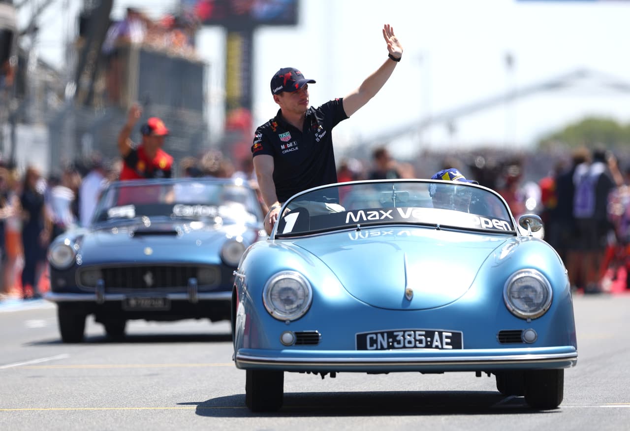 Max Verstappen conquistó el Gran Premio de Francia por delante de Lewis Hamilton y George Russell. Checo Pérez fue cuarto y Charles Leclerc tuvo que abandonar la carrera tras un impactarse con el muro.