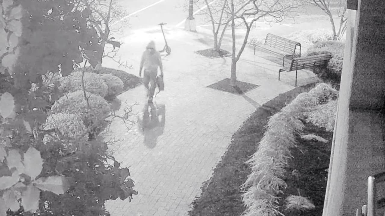 <b>En vídeo:</b> El FBI publicó un video donde una persona coloca bombas caseras cerca del Capitolio durante la noche del 5 de enero, el día previo a los ataques que dejaron un saldo de 5 personas muertas, incluyendo a un guardia de seguridad.