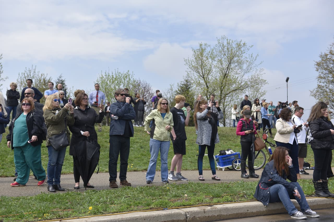Afuera de la casa del artista también se congregaron para despedirlo con pancartas y plegarias.