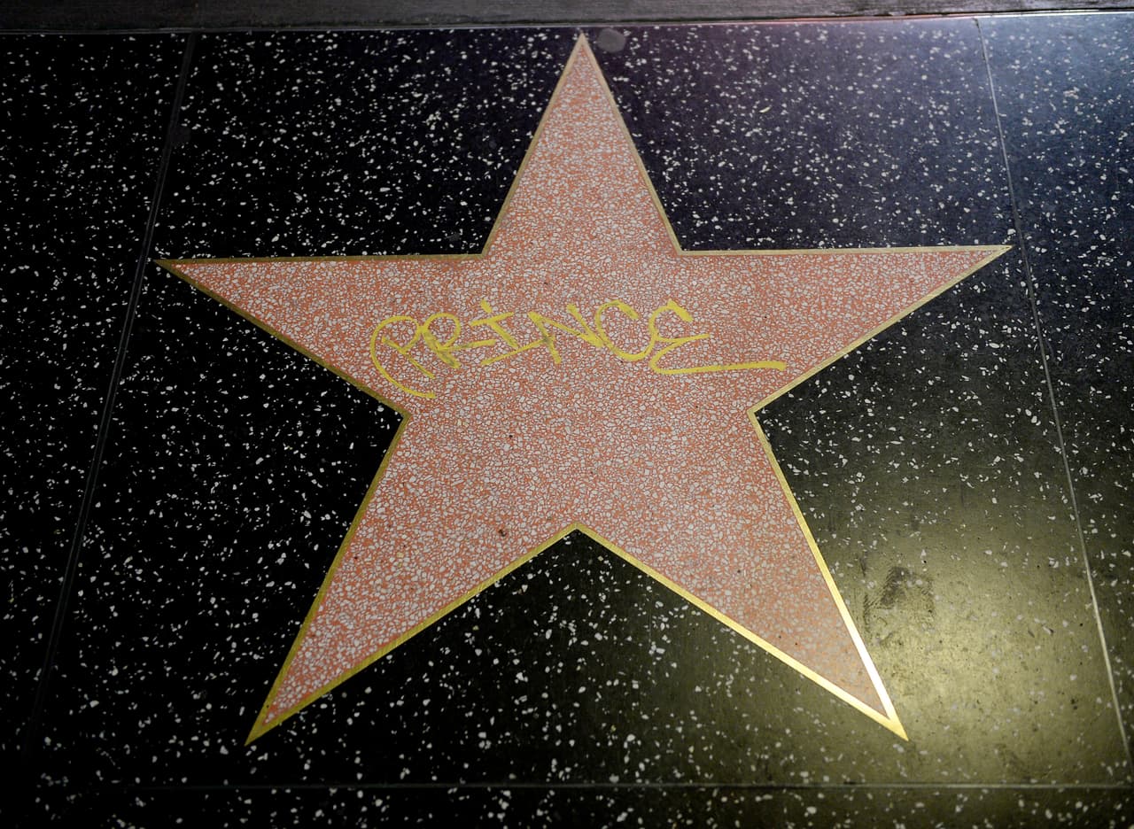 Una de las interrogantes que más destacaron sus seguidores fue el hecho de que Prince no tenía su propia estrella en el Paseo de la Fama de Hollywood.