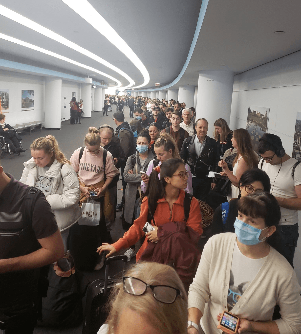 "Hemos alentado a nuestros socios federales a aumentar la dotación de personal para satisfacer la demanda", se lee en el tuit.