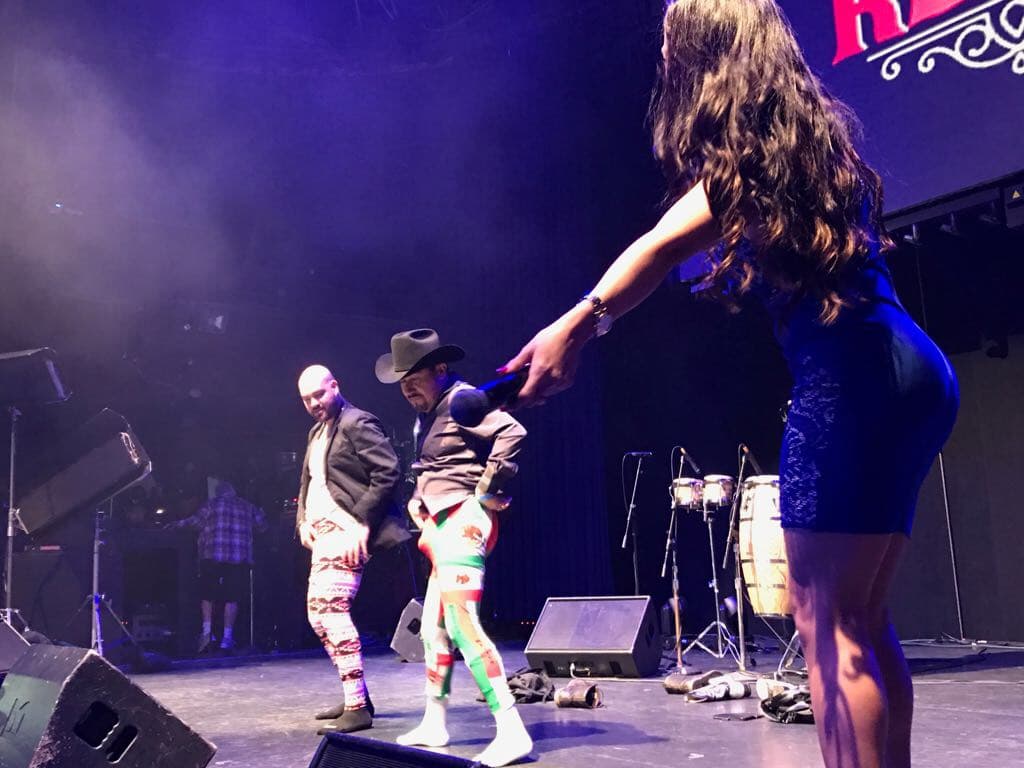 'El Bueno, La Mala y El Feo' se robaron el show durante concierto privado en Los Ángeles.