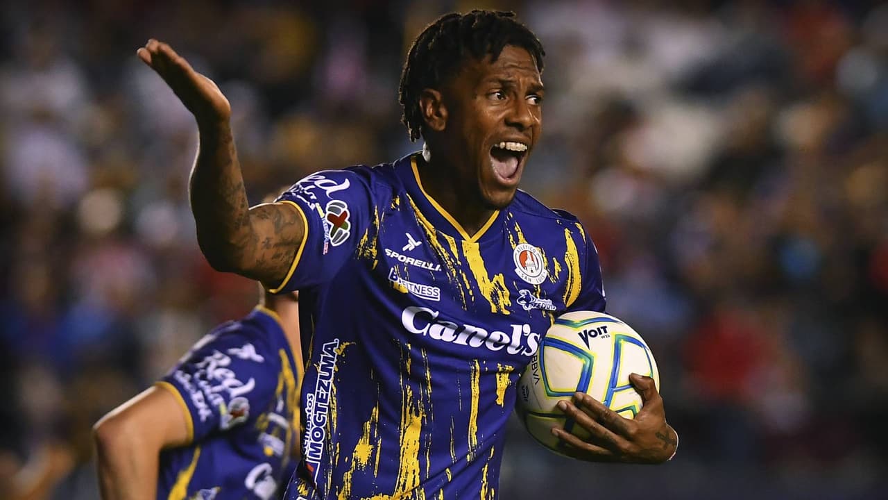 Abel Hernández anotó tres goles a Pumas y se mete a la pelea por el título de goleo
