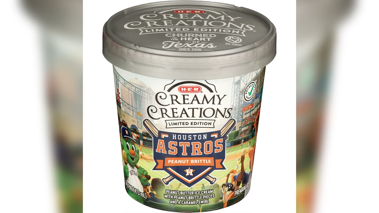 El helado es de mantequilla de maní con trozos de maní junto a una mezcla de caramelo.