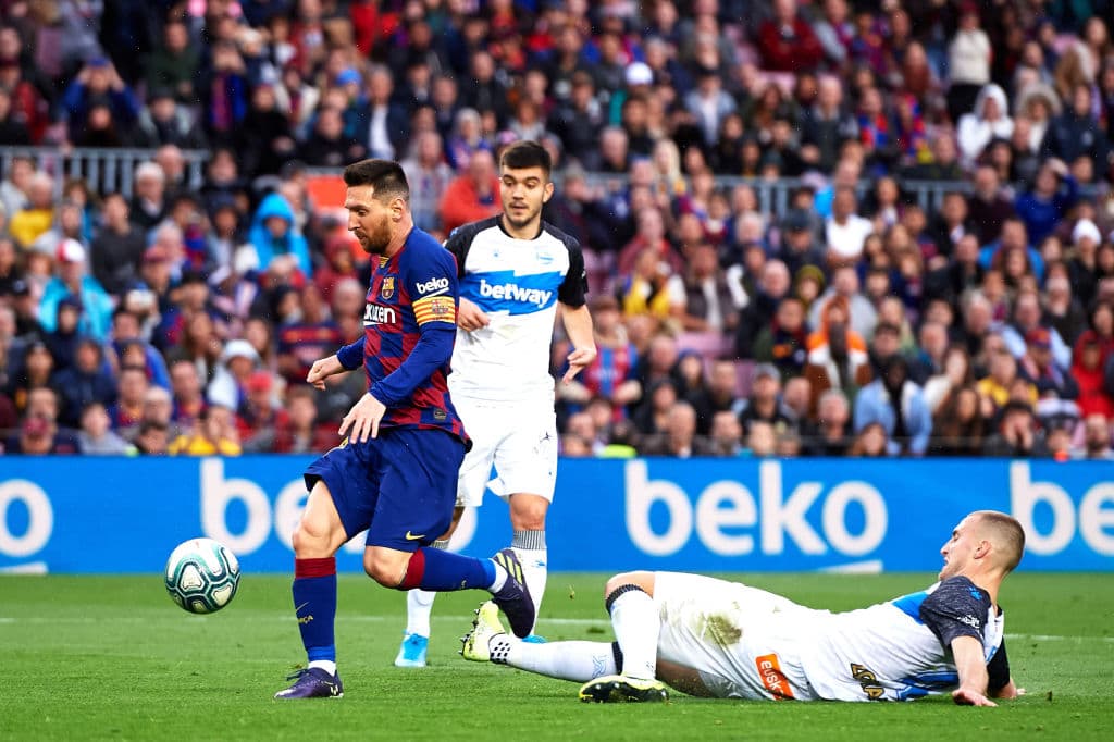 Barcelona golea en casa al Alavés y es super líder de La Liga española. Con goles de Suárez, Messi, Vidal y Griezmann, Barça se impone 4-1 al Alavés.