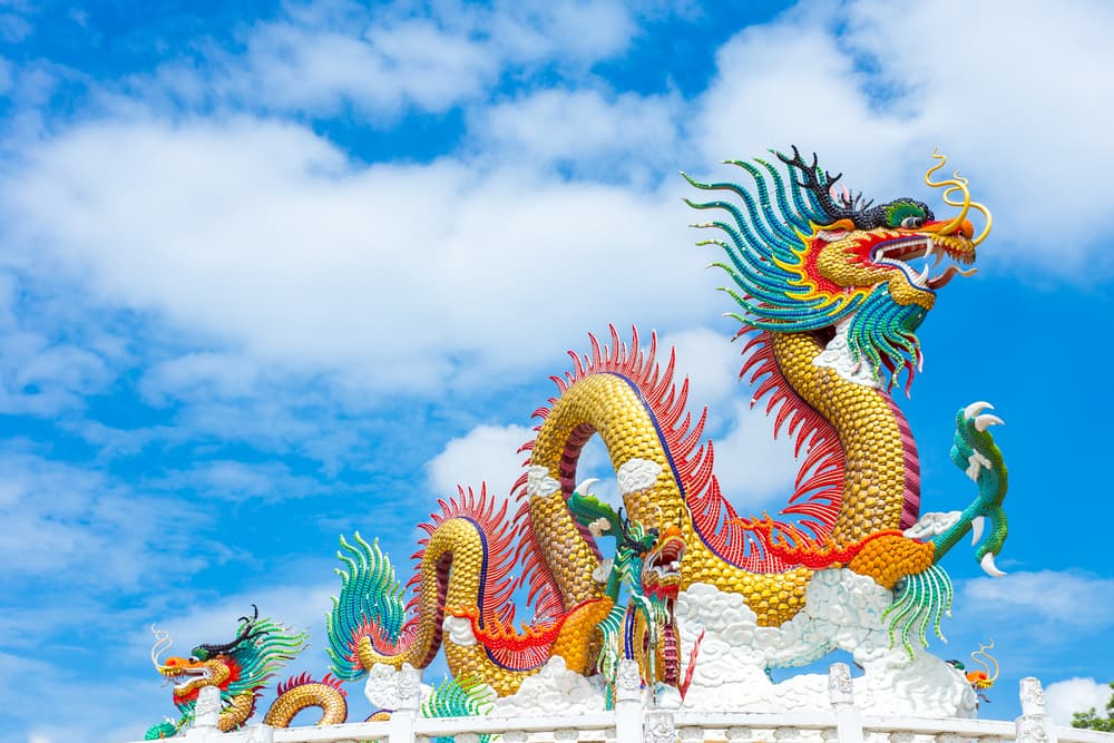 El dragón es sin duda uno de las criaturas más importantes de la mitología china. Representa varias cosas, sobre todo el poder, la dignidad, éxito y prosperidad. Por ello, solo el emperador y altos oficiales del gobierno podían llevar dragones bordados en sus ropas.