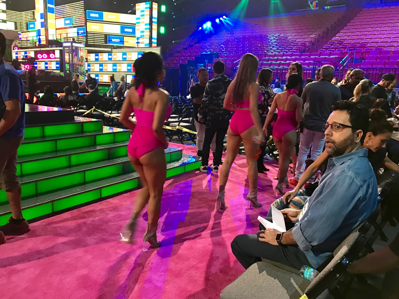 Momentos antes de subir al escenario vimos a Omar algo distraído. ¿Por qué será?