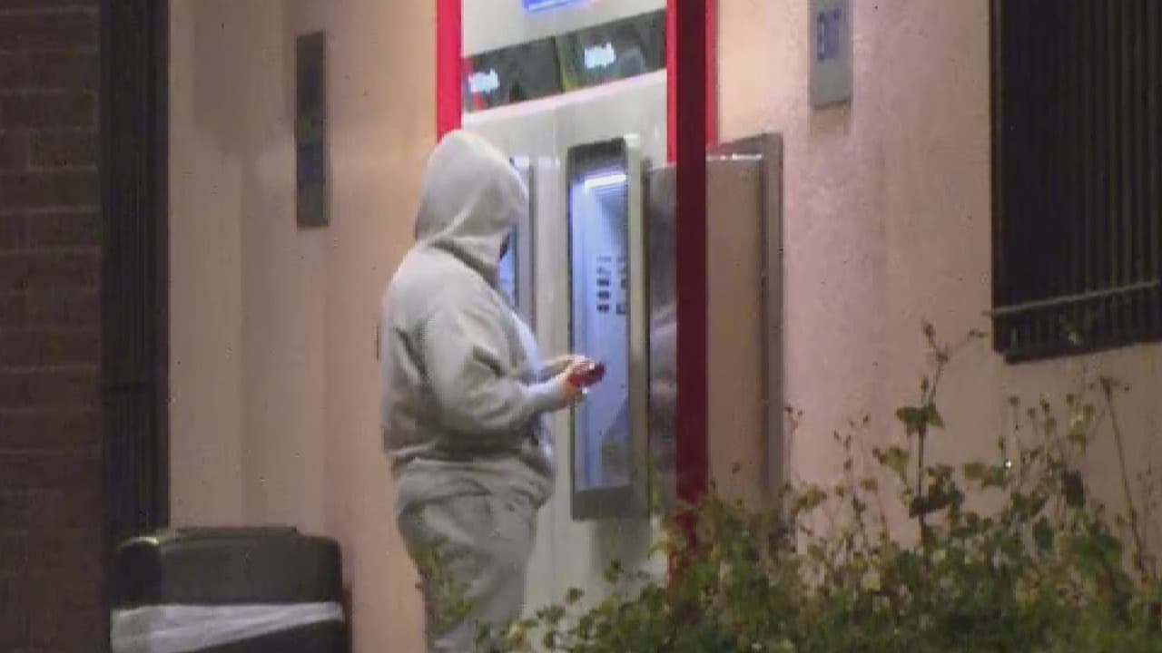 Evita ser víctima del ‘bank jugging’, modalidad de robo a la salida de los cajeros automáticos