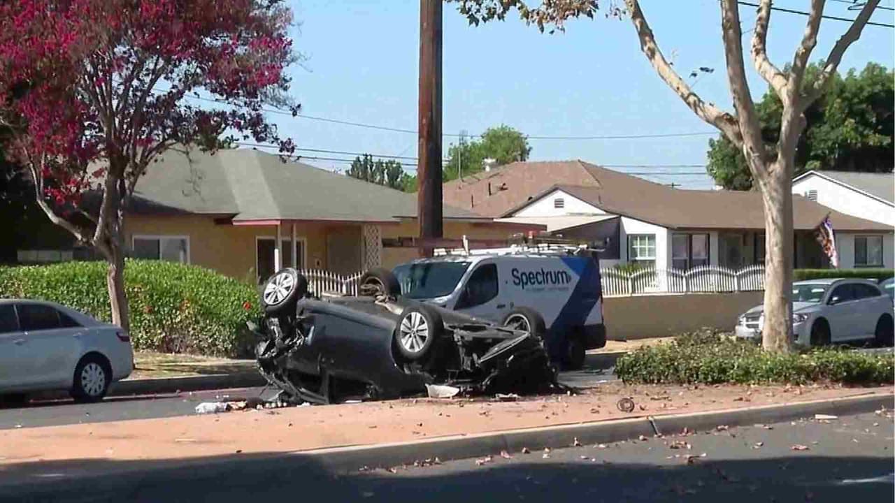 Choque a máxima velocidad deja un muerto e impacta más de 11 autos en Norwalk