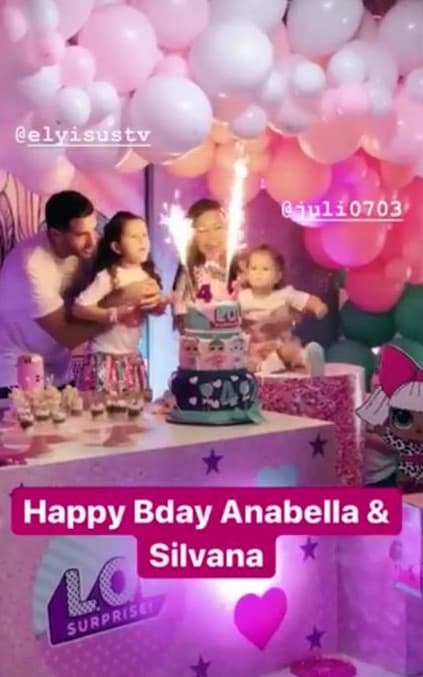 El momento en que soplaron las velitas será inolvidable para las niñas y sus padres, quienes con mucho amor prepararon el gran día.