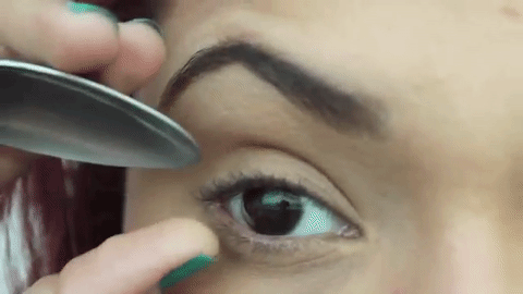 Riza tus pestañas con cuchara y logra que se vean curvas.