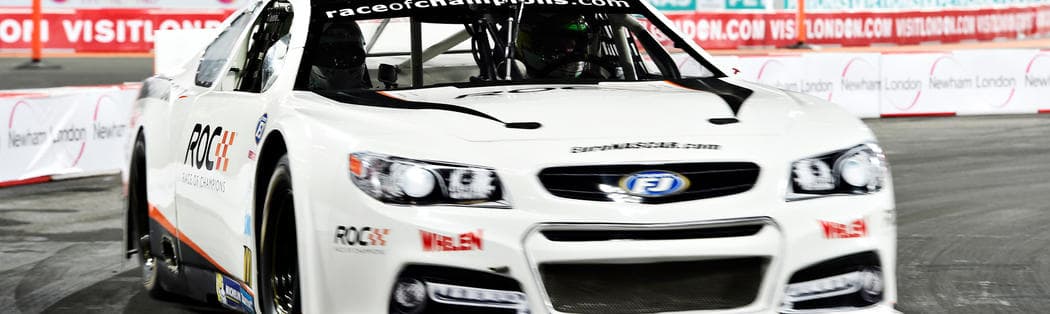 El enorme motor V8 de 5.7 litros del 
<b>Whelen</b> 
<b>Nascar</b> genera una potencia de 400 caballos de fuerza, para mover esas 2667 libras de peso. Posee una caja de cambios manual con patrón en 'H', y está basado en la serie EuroNascar, que se desarrolla en el viejo continente.