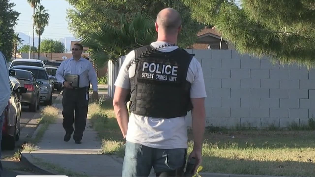 Gobernador de Arizona firma ley que aumenta los castigos para quienes agredan a policías