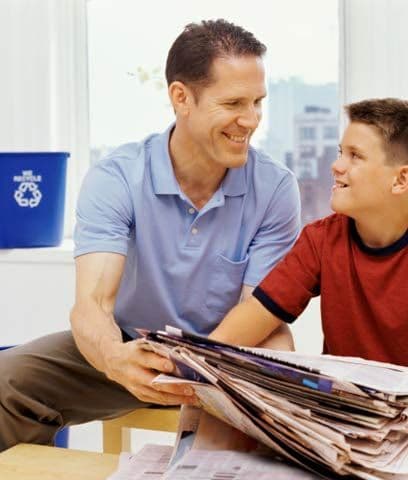 6. Recicla tus periódicos y revistasToma en cuenta estos números: cada día se imprimen 65 millones de periódicos, de los cuales 70 por ciento terminan en la basura. Reciclarlos salvaría medio millón de árboles al mes. Una opción aún mejor: pásate a los online. Lee los diarios y revistas en sus versiones en Internet. Ahorrarás dinero y salvarás unos cuantos árboles.