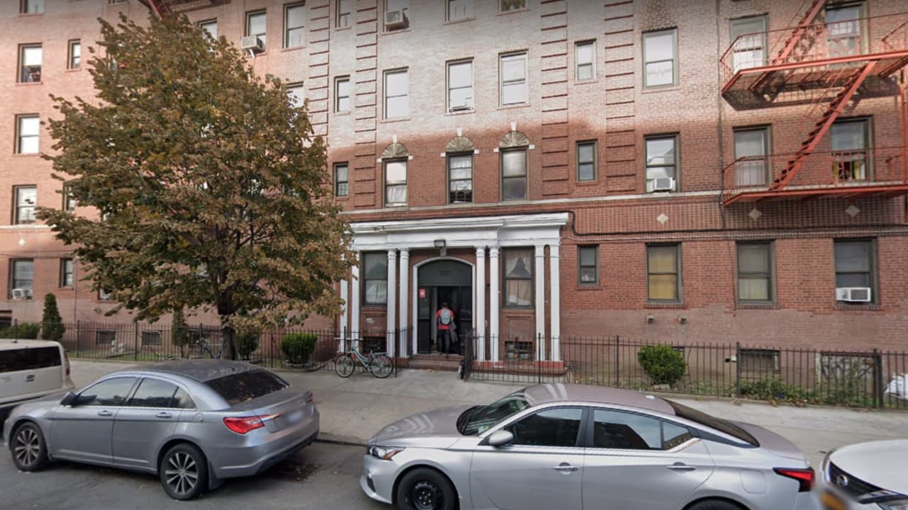 Identifican a adolescente de 17 años como víctima de un tiroteo dentro de edificio en Brooklyn