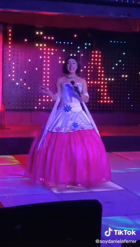 l
<b><a href="https://www.univision.com/famosos/evolucion-estilo-angela-aguilar-looks-vestidos-regionales-jumpsuits-minivestidos-fotos"> mismo confecciona sus vestuarios</a></b> y dijo para Televisa Espectáculos cómo es el proceso de transformación.
<br>