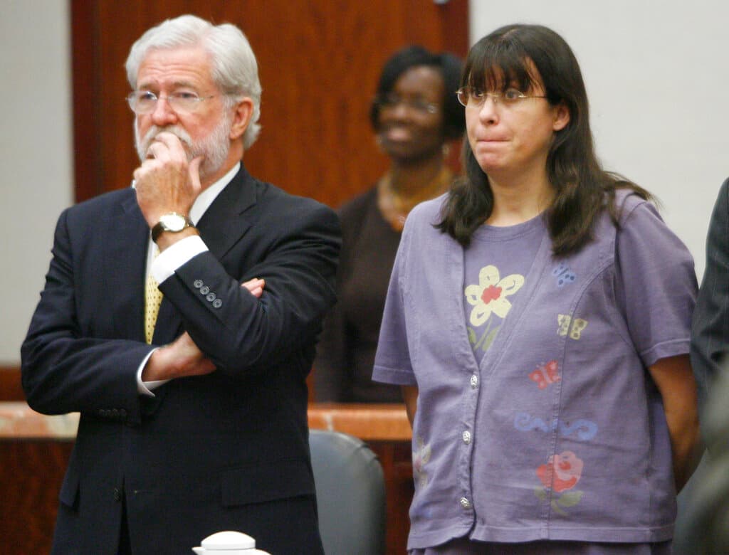 Andrea Yates (derecha) y su abogado defensor George Parnham en su juicio en Texas.
