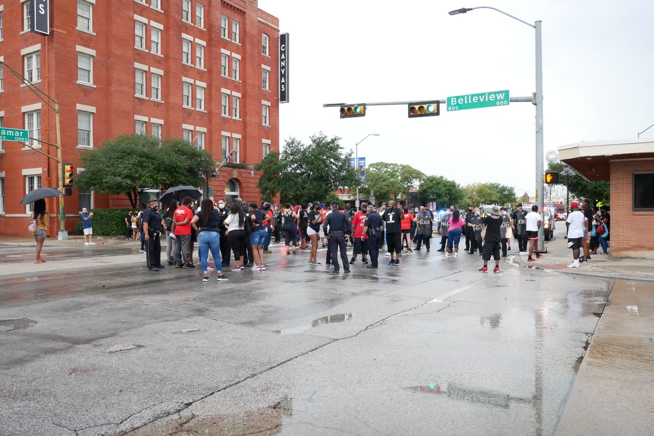 Decena de personas se reunieron frente a la sede de la policía en busca de justicia.