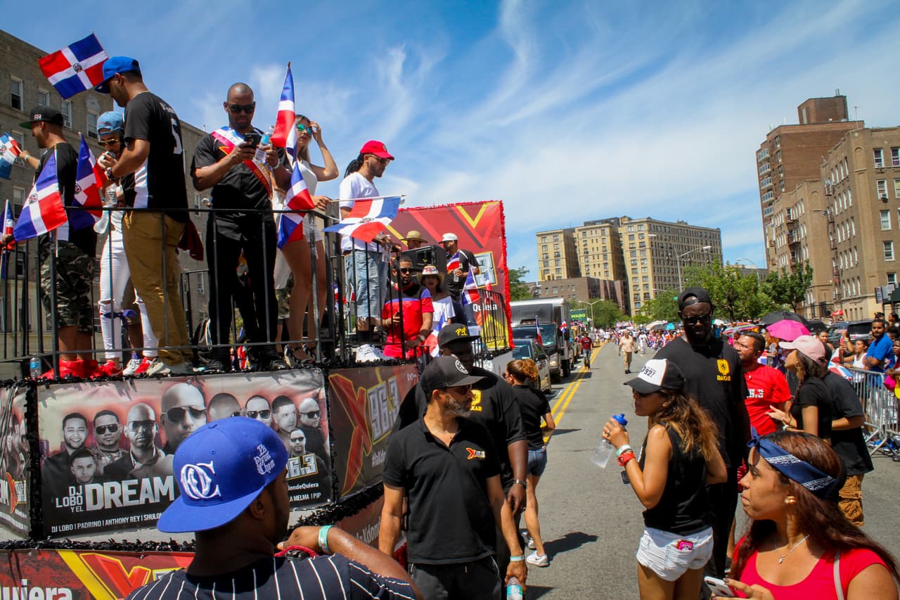 La música, la alegría y el orgullo dominicano fueron los protagonistas del vigésimo séptimo Desfile Dominicano en el Bronx.