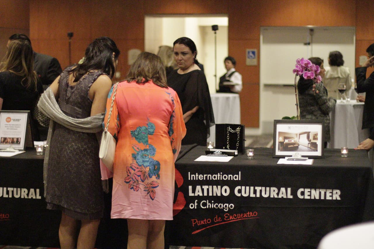 La noche inaugural también hubo una subasta silenciosa para recauadar fondos para el evento.