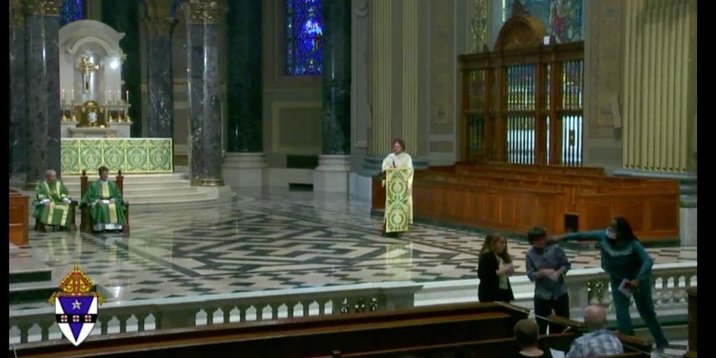 Perturbador acto de violencia captado en video durante la misa en la Catedral Basílica de los Santos Pedro y Pablo