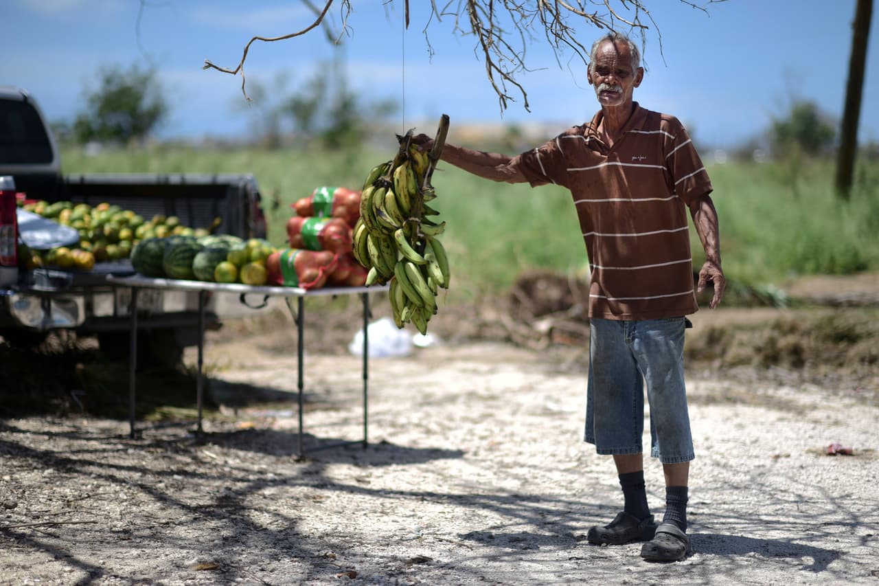 El vendedor de frutas Julio Rivera, de 69 años, intenta mantener su negocio a flote desde la parte posterior de un camión después del huracán María en Salinas, Puerto Rico. El comerciante dijo que su mayor necesidad es el acceso a dinero en efectivo, pues la gente tiene cheques depositados en bancos.