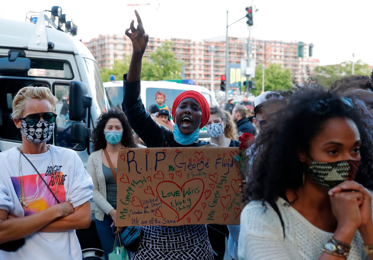 Un grupo de manifestantes por la muerte de George Floyd frente a la embajada de EEUU en Berlín, Alemania, el 30 de mayo.