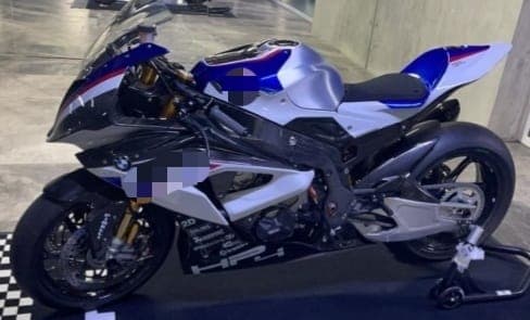 <h3 class="cms-H3-H3"><b>BMW HP4 Race</b></h3>
<br>
<br>Durante la operación, también fue incautada una BMW HP4 Race. Esta moto deportiva es motivada por un motor cuatro cilindros y 999 cc. Cuenta con una producción limitada de tan solo 750 unidades y curiosamente solo puede ser conducida en las pistas.
<br>