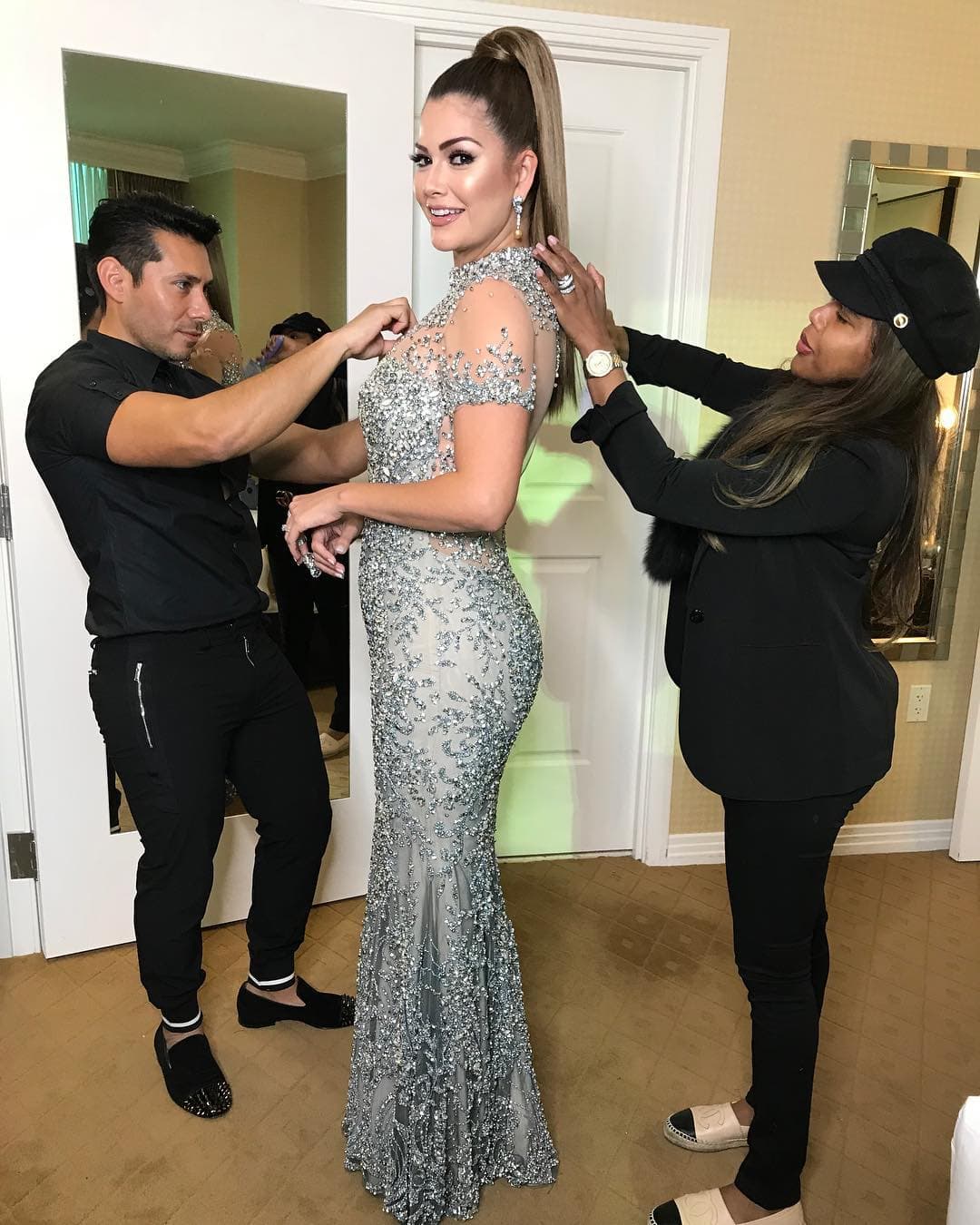 El 15 de noviembre del 2018, nuestra conductora se vistió de plateado para la edición número 19 del Latin GRAMMY. La pedrería en el escote y las transparencias fueron los aspectos del diseño más comentados positivamente por los críticos de moda.