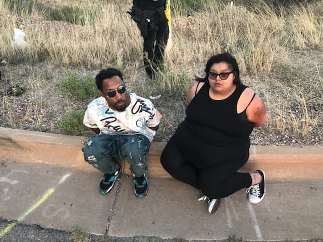 Al hacer contacto con el conductor, una mujer de 32 años, ciudadana estadounidense, de Sierra Vista y dos pasajeros, ciudadanos estadounidenses, residentes de Sierra Vista.