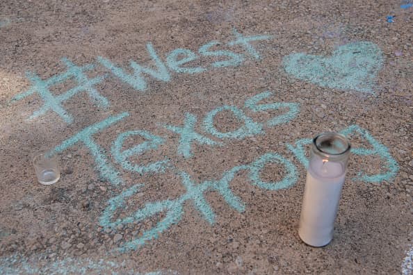 "La Legislatura debería considerar implementar y financiar un programa similar a las iniciativas federales que utilice una estrategia múltiple de vigilancia y enjuiciamiento, integración de agencias e identificación de puntos críticos de delitos violentos. La atención se centraría en delincuentes con armas, no en tejanos respetuosos de la ley."