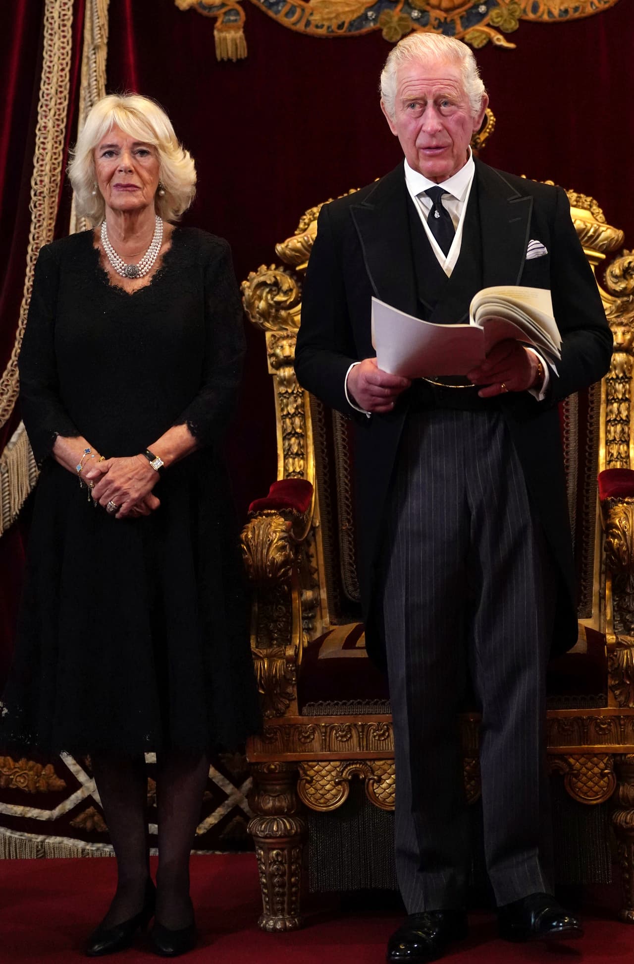 Se trató de un
<b> vestido sencillo con escote en pico</b>, manga larga, silueta suelta y falda a media pierna. 
<br>