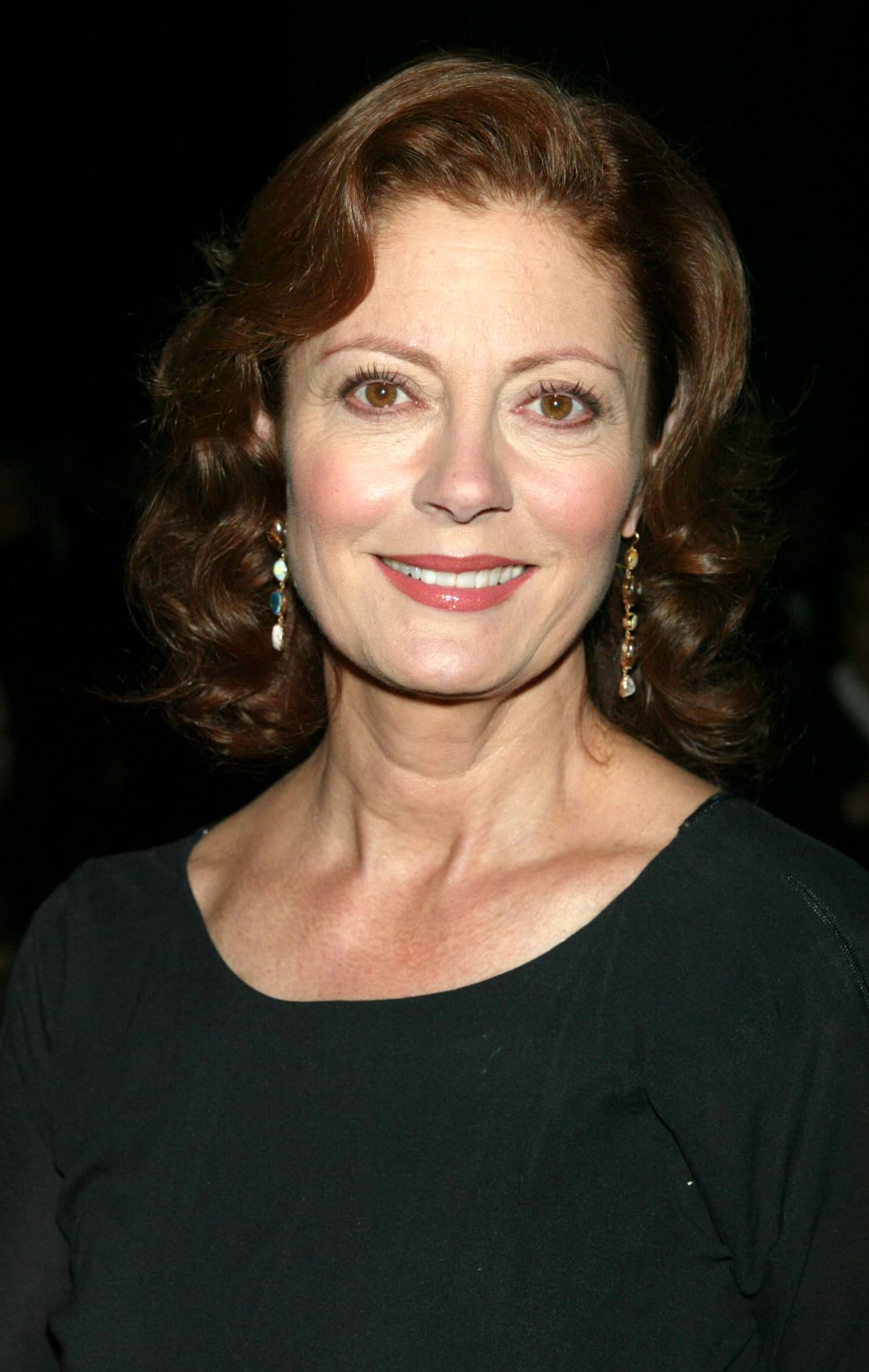 Un little black dress siempre será favorecedor para quien lo porte y mejor, cuando se deja protagonismo al pelo y al maquillaje. Para la gala en pro del Actor’s Fund de 2002, Susan eligió llevar ondas al estilo Old Hollywood y mejillas y labios rosados, muy acorde para sus 40s.
<br>