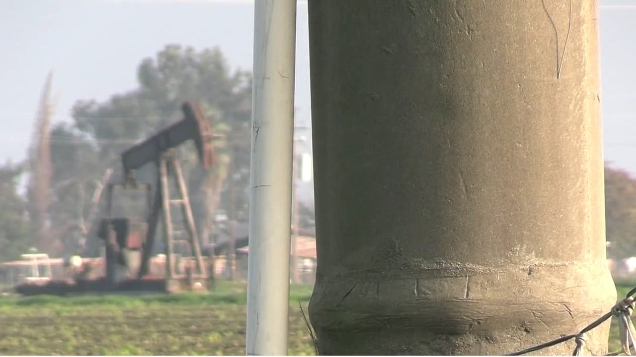 Trozo de acero de plataforma petrolera mata a trabajador en un campo del Valle Central de California