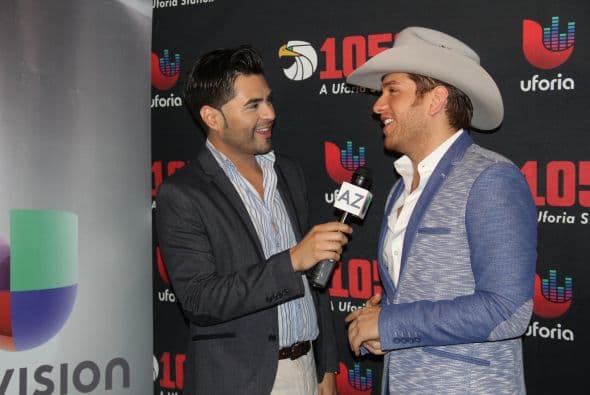 El Dasa no solo deleitó a sus fans con su voz y carisma, también compartió con ellos tomándose fotos antes del concierto. 