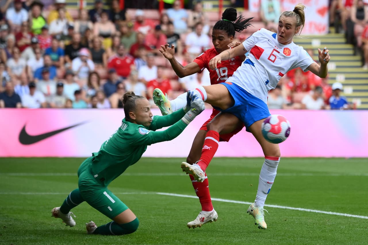 Holanda goleó 1-4 a Suiza en la Jornada 3 con doblete de Romee Leuchter, gol de Victoria Pelova y autogol de Ana-Maria Crnogorcevic.
