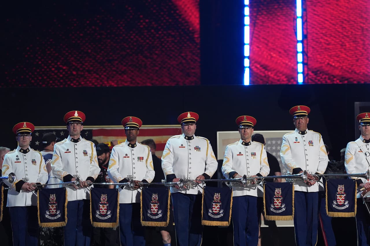 Las trompetas heráldicas del Ejército de EEUU se encuentran en el escenario durante el Homenaje a Estados Unidos, un evento del Día de la Independencia que conmemora el 250 aniversario de la nación, el sábado 4 de julio de 2026, en el National Mall de Washington.