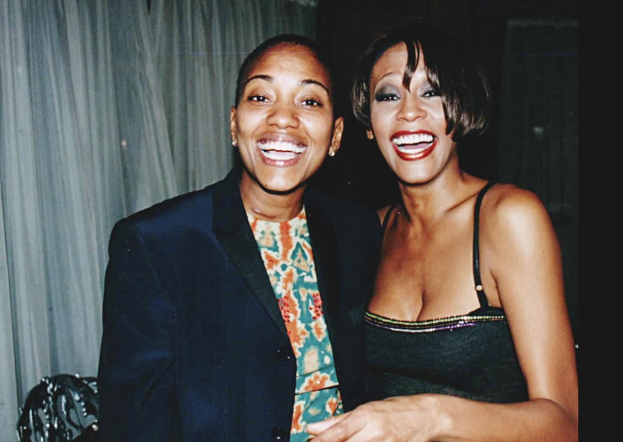 Siete años después de la muerte de Whitney Houston, Robyn Crawford, quien fuera su mejor amiga y asistente, 
<b>confirma que mantuvo una relación sentimental con la cantante</b>.