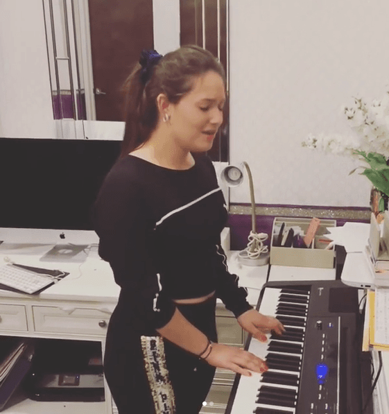 ¿Tendrá éxito? Por el momento ha demostrado que tiene todo el talento para triunfar en el género musical que ella desee.