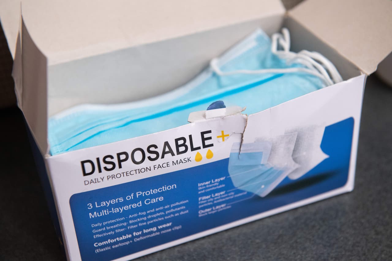 <b>¿Necesita una mascarilla de hospital? </b>No, no necesita una mascarilla especial. Los CDC recomiendan que las personas no usen mascarillas quirúrgicas o respiradores N95 porque deben guardarse para los trabajadores de la salud y los socorristas.