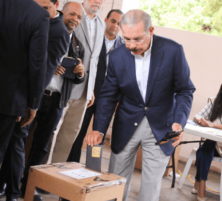 En la tarde, el aspirante a la reelección Danilo Medina ejerció su voto.