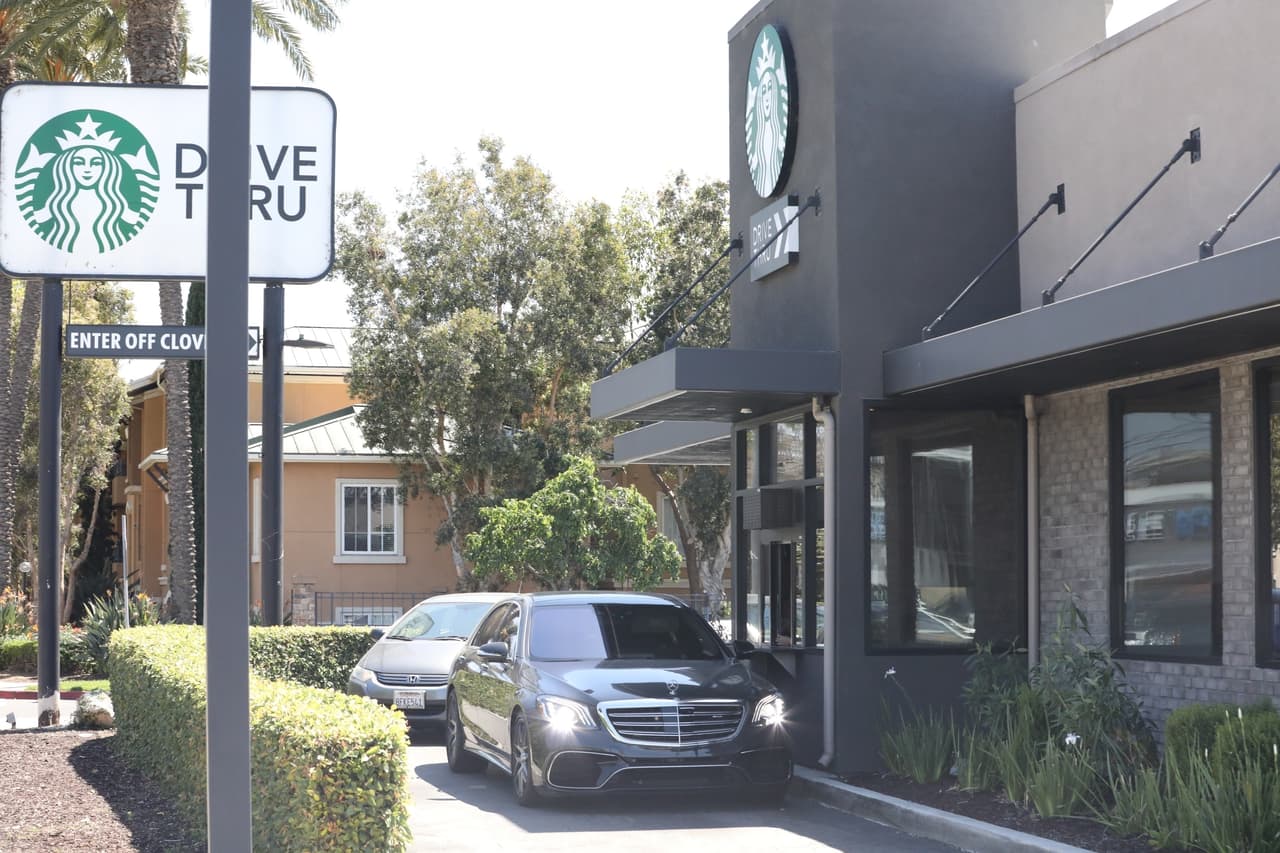 Mientras los paparazzi sacaban el objeto, el actor permanecía al volante para avanzar con el auto.