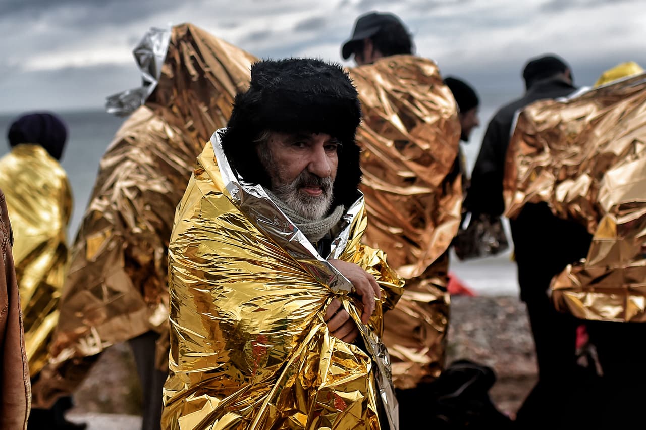 <b>Mantas de emergencia</b>
<br>
<br>También se conocen como mantas espaciales, fabricadas con un material que desarrolló la NASA en 1964. Es una tela muy delgada y flexible que proporciona propiedades termoreflectantes superiores. Es muy útil en el espacio porque resiste las fluctuaciones de temperatura extremas.
<br>
<br>
<a href="https://spinoff.nasa.gov/Spinoff2006/ch_9.html"><u>Es uno de los productos más simples pero más versátiles que ha salido de la agencia espacial</u></a>, usado para proteger a los satélites y cohetes, y también para dar calor a maratonistas y personas a la intemperie en situaciones de emergencia.