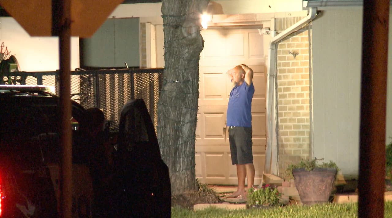 Hombre se atrinchera por horas en su propia casa en Haltom City luego de atacar a su esposa