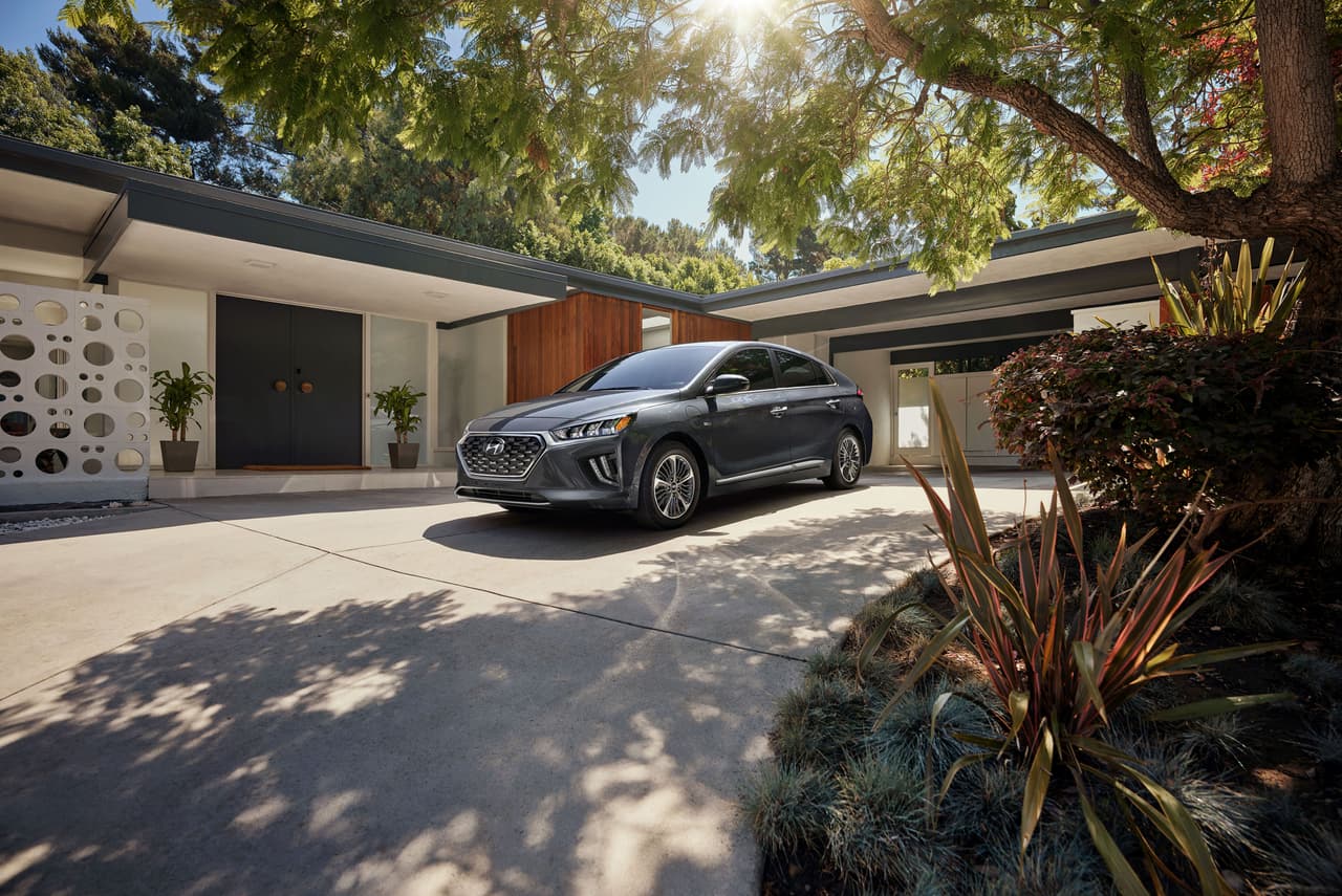 <h3 class="cms-H3-H3"><b>2. Hyundai Ioniq Blue</b></h3>
<br>
<br>
<b>Puntaje: 66/100</b>
<br>
<br>Con un motor 4 cilindros de 1.6 litros y una transmisión automática, el Hyundai Ioniq Blue tiene un consumo de combustible de 57 mpg en ciudad y 59 mpg en carretera.
<br>