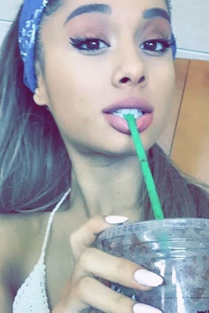 Ariana Grande es fanática de las bebidas refrescantes, ¿no se les antojo?