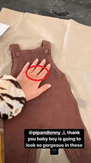 Incluso, en sus historias de Instagram la ahora esposa del futbolista mexicano habría dejado al descubierto lo que podría ser su sortija de casada.