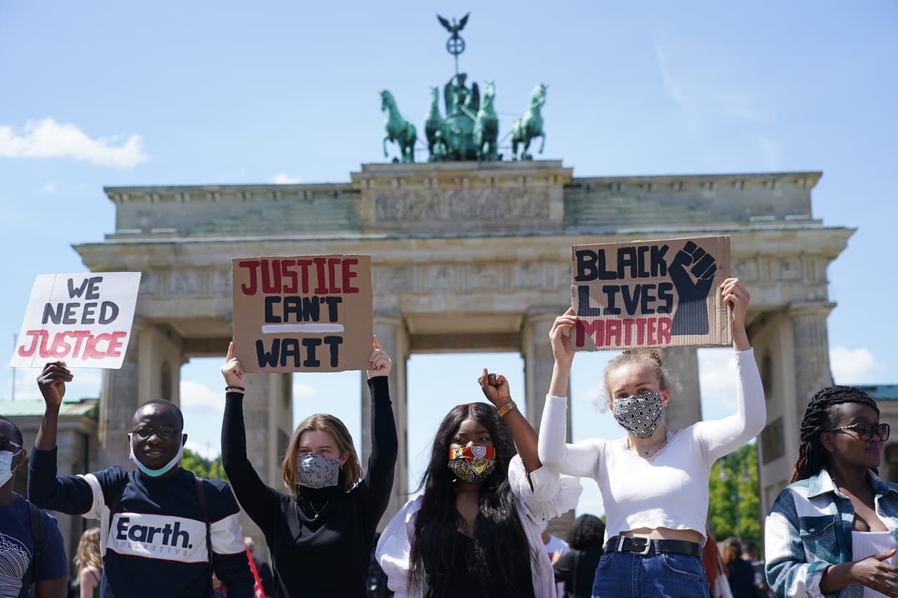 Una protesta por la muerte de Floyd frente a la Puerta de Brandenburgo, en Berlín, Alemania, el 31 de mayo. Josep Borrell, el máximo representante diplomático de la Unión Europea dijo que la muerte de Floyd fue un abuso de poder y que el bloque de 27 naciones está “conmocionado y consternado” por lo ocurrido.
<br>