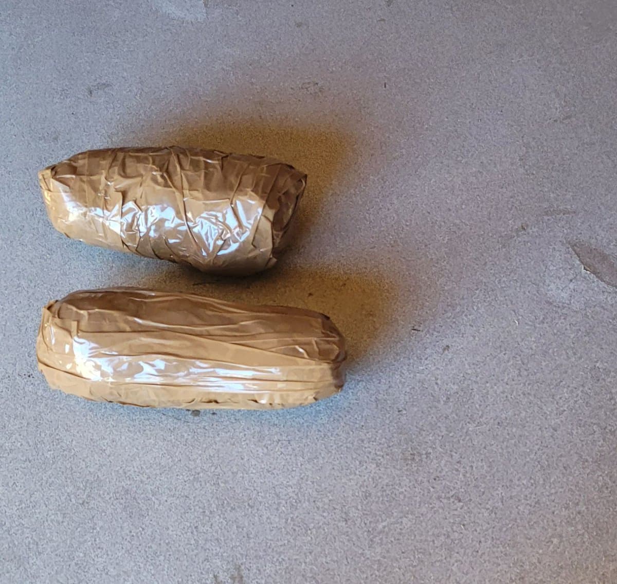 Durante una inspección de inmigración en el puesto de control I-19, los agentes de Nogales detectaron e incautaron narcóticos ocultos. El conductor y el pasajero, ciudadanos estadounidenses, habían intentado pasar de contrabando más de 2 libras de cocaína debajo de su ropa. El caso fue entregado a la DEA.